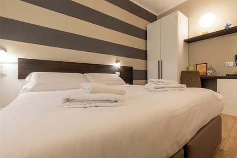 Double or Twin Room, Non Smoking, Private Bathroom | 1 bedroom, Egyptian cotton sheets, hypo-allergenic bedding