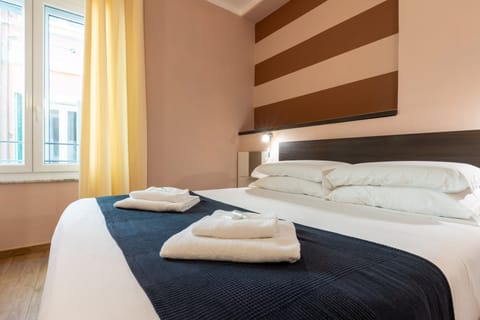 Double Room, 1 Queen Bed, Non Smoking, Private Bathroom | 1 bedroom, Egyptian cotton sheets, hypo-allergenic bedding