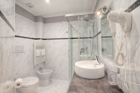 Superior Room, Sea View | Bathroom | Free toiletries, hair dryer, bidet, towels