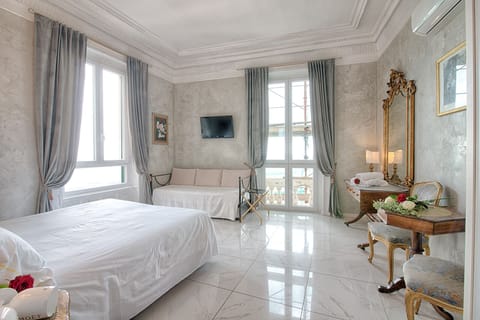 Deluxe Room, Sea View | Premium bedding, in-room safe, desk, soundproofing