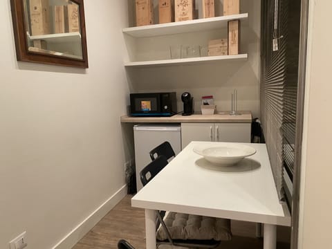 Full-size fridge, microwave, oven, electric kettle