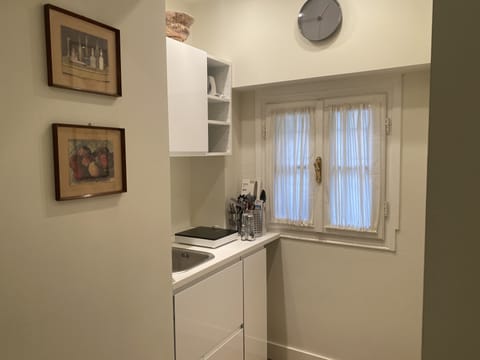 Full-size fridge, microwave, oven, electric kettle