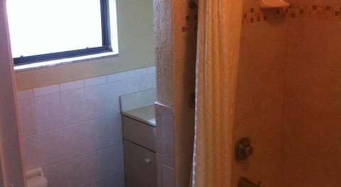 Combined shower/tub, free toiletries, hair dryer