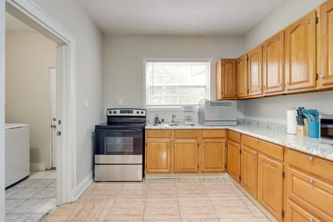 House (2 Bedrooms) | Private kitchen | Microwave, oven, stovetop, dishwasher