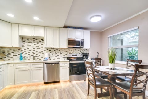 Apartment (2 Bedrooms) | Private kitchen | Microwave, oven, stovetop, dishwasher