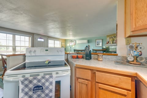 Cottage (2 Bedrooms) | Private kitchen | Microwave, oven, stovetop, cookware/dishes/utensils