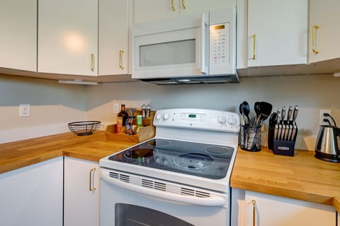 Apartment (1 Bedroom) | Private kitchen | Microwave, oven, stovetop, dishwasher