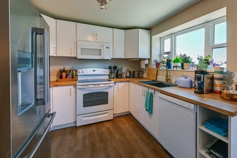 Apartment (1 Bedroom) | Private kitchen | Microwave, oven, stovetop, dishwasher