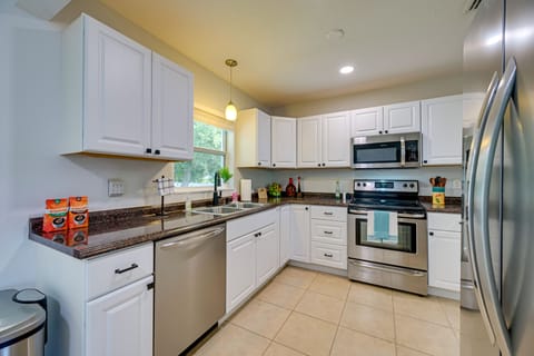 House (3 Bedrooms) | Private kitchen | Microwave, oven, stovetop, dishwasher