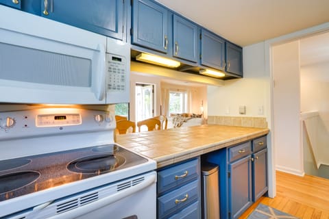 Apartment (4 Bedrooms) | Private kitchen | Microwave, oven, stovetop, dishwasher