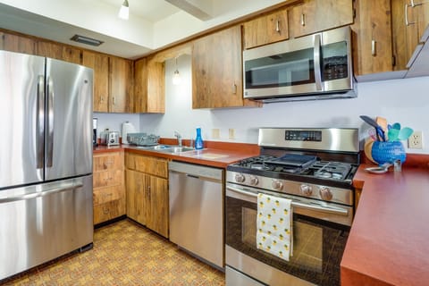 Apartment (3 Bedrooms) | Private kitchen | Microwave, oven, stovetop, dishwasher