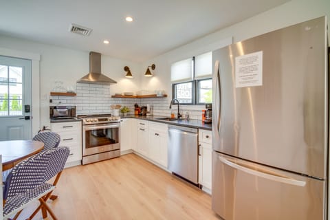 Cottage (2 Bedrooms) | Private kitchen | Microwave, oven, stovetop, dishwasher