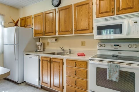 Apartment (2 Bedrooms) | Private kitchen | Microwave, oven, stovetop, dishwasher