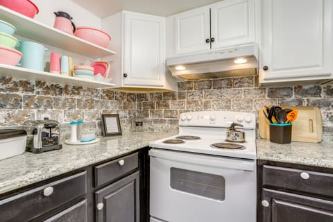 Apartment (3 Bedrooms) | Private kitchen | Microwave, oven, stovetop, dishwasher