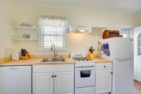 Cottage (2 Bedrooms) | Private kitchen | Microwave, oven, stovetop, dishwasher