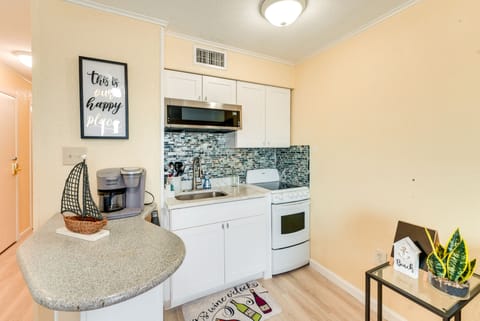 Apartment (1 Bedroom) | Private kitchen | Microwave, oven, stovetop, paper towels