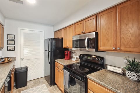 Apartment (2 Bedrooms) | Private kitchen | Microwave, oven, stovetop, dishwasher