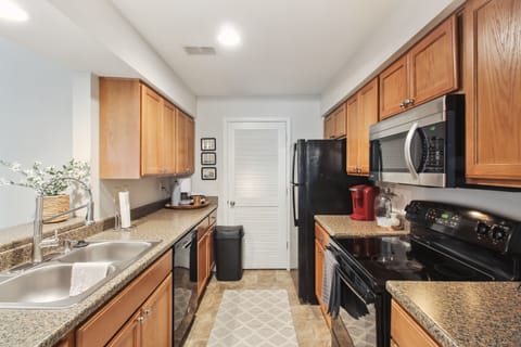 Apartment (2 Bedrooms) | Private kitchen | Microwave, oven, stovetop, dishwasher