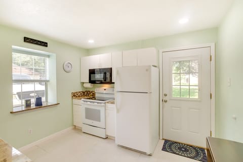 House (2 Bedrooms) | Private kitchen | Microwave, oven, stovetop, highchair