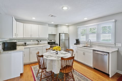 Apartment (2 Bedrooms) | Private kitchen | Oven, stovetop, dishwasher, blender