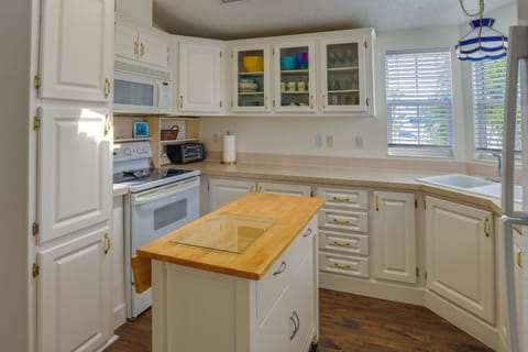 House (2 Bedrooms) | Private kitchen | Microwave, oven, stovetop, dishwasher