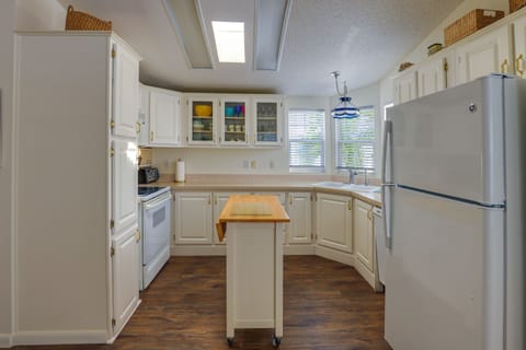 House (2 Bedrooms) | Private kitchen | Microwave, oven, stovetop, dishwasher