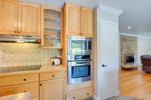 House (5 Bedrooms) | Private kitchen | Microwave, oven, stovetop, dishwasher