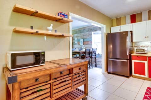 Cottage (2 Bedrooms) | Private kitchen | Microwave, oven, stovetop, blender