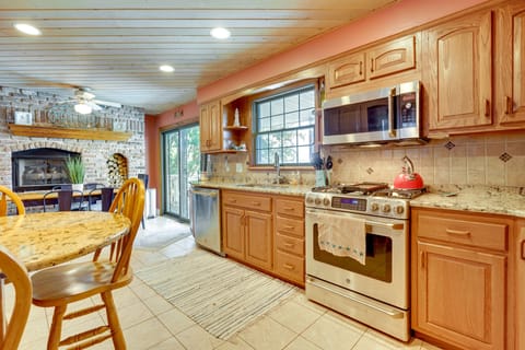 House (4 Bedrooms) | Private kitchen | Microwave, oven, stovetop, dishwasher