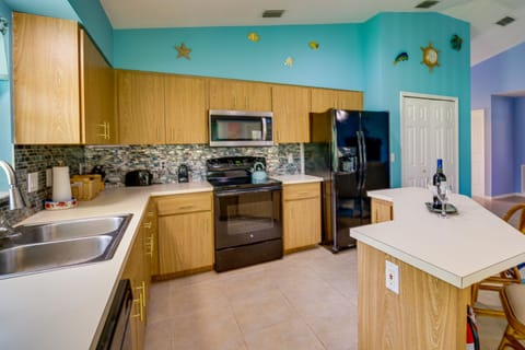 House (2 Bedrooms) | Private kitchen | Microwave, oven, stovetop, dishwasher