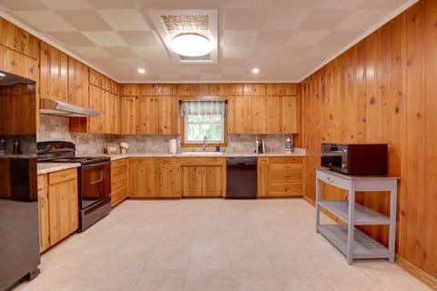 House (3 Bedrooms) | Private kitchen | Microwave, oven, stovetop, dishwasher