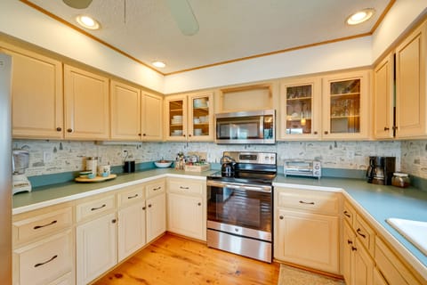 House (4 Bedrooms) | Private kitchen | Microwave, oven, stovetop, dishwasher