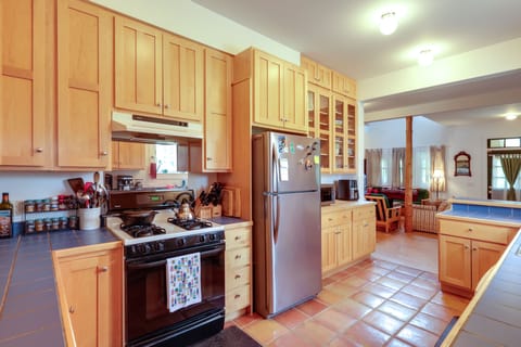 House (6 Bedrooms) | Private kitchen | Microwave, oven, stovetop, dishwasher