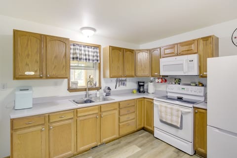 House (3 Bedrooms) | Private kitchen | Microwave, oven, stovetop, cookware/dishes/utensils