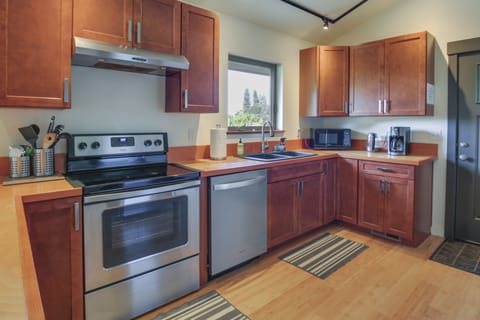 Apartment (2 Bedrooms) | Private kitchen | Microwave, oven, stovetop, dishwasher