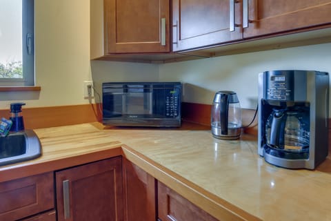 Apartment (2 Bedrooms) | Private kitchen | Microwave, oven, stovetop, dishwasher