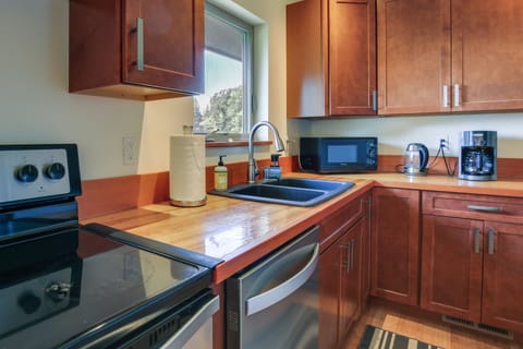 Apartment (2 Bedrooms) | Private kitchen | Microwave, oven, stovetop, dishwasher