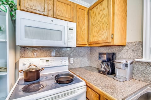 Cottage (1 Bedroom) | Private kitchen | Microwave, oven, stovetop, cookware/dishes/utensils