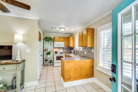 Cottage (1 Bedroom) | Private kitchen | Microwave, oven, stovetop, cookware/dishes/utensils