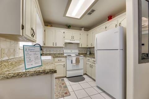 Apartment (2 Bedrooms) | Private kitchen | Blender, cookware/dishes/utensils, paper towels