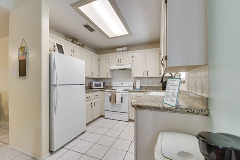 Apartment (2 Bedrooms) | Private kitchen | Dishwasher, cookware/dishes/utensils, paper towels