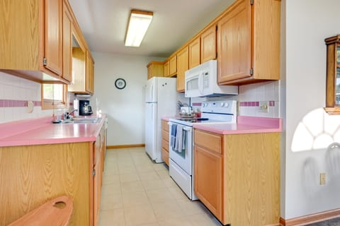 Cottage (2 Bedrooms) | Private kitchen | Microwave, oven, stovetop, dishwasher