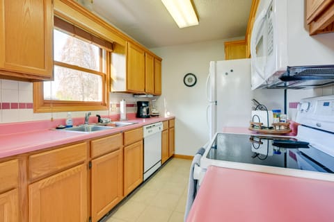 Cottage (2 Bedrooms) | Private kitchen | Microwave, oven, stovetop, dishwasher