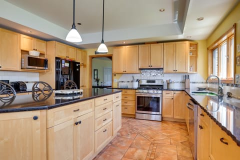 House (5 Bedrooms) | Private kitchen | Microwave, oven, stovetop, dishwasher