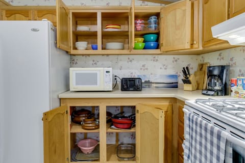 House (3 Bedrooms) | Private kitchen | Microwave, oven, stovetop, cookware/dishes/utensils