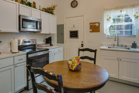 Cottage (2 Bedrooms) | Private kitchen | Microwave, oven, stovetop, blender