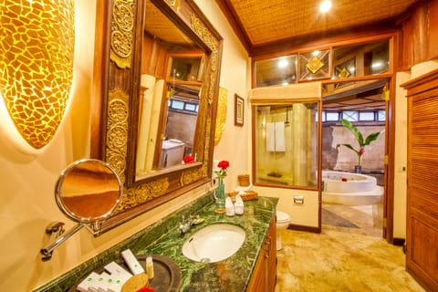 Deluxe Spa Villa | Bathroom | Bathtub, jetted tub, free toiletries, hair dryer