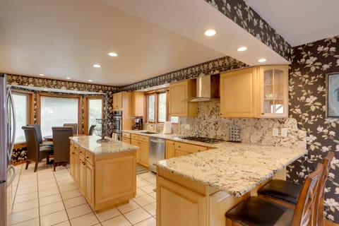 House (4 Bedrooms) | Private kitchen | Microwave, oven, stovetop, dishwasher