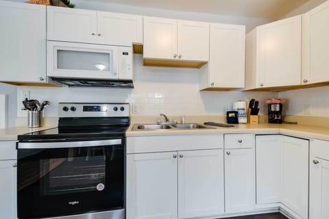 House (3 Bedrooms) | Private kitchen | Microwave, oven, stovetop, cookware/dishes/utensils