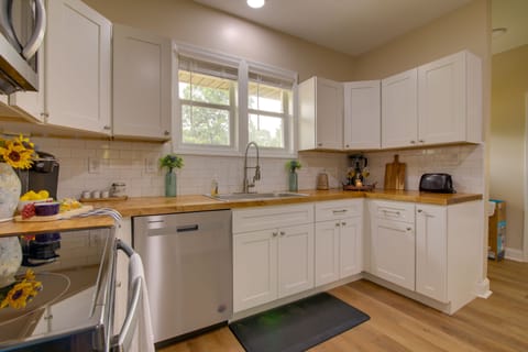 House (3 Bedrooms) | Private kitchen | Microwave, oven, stovetop, dishwasher